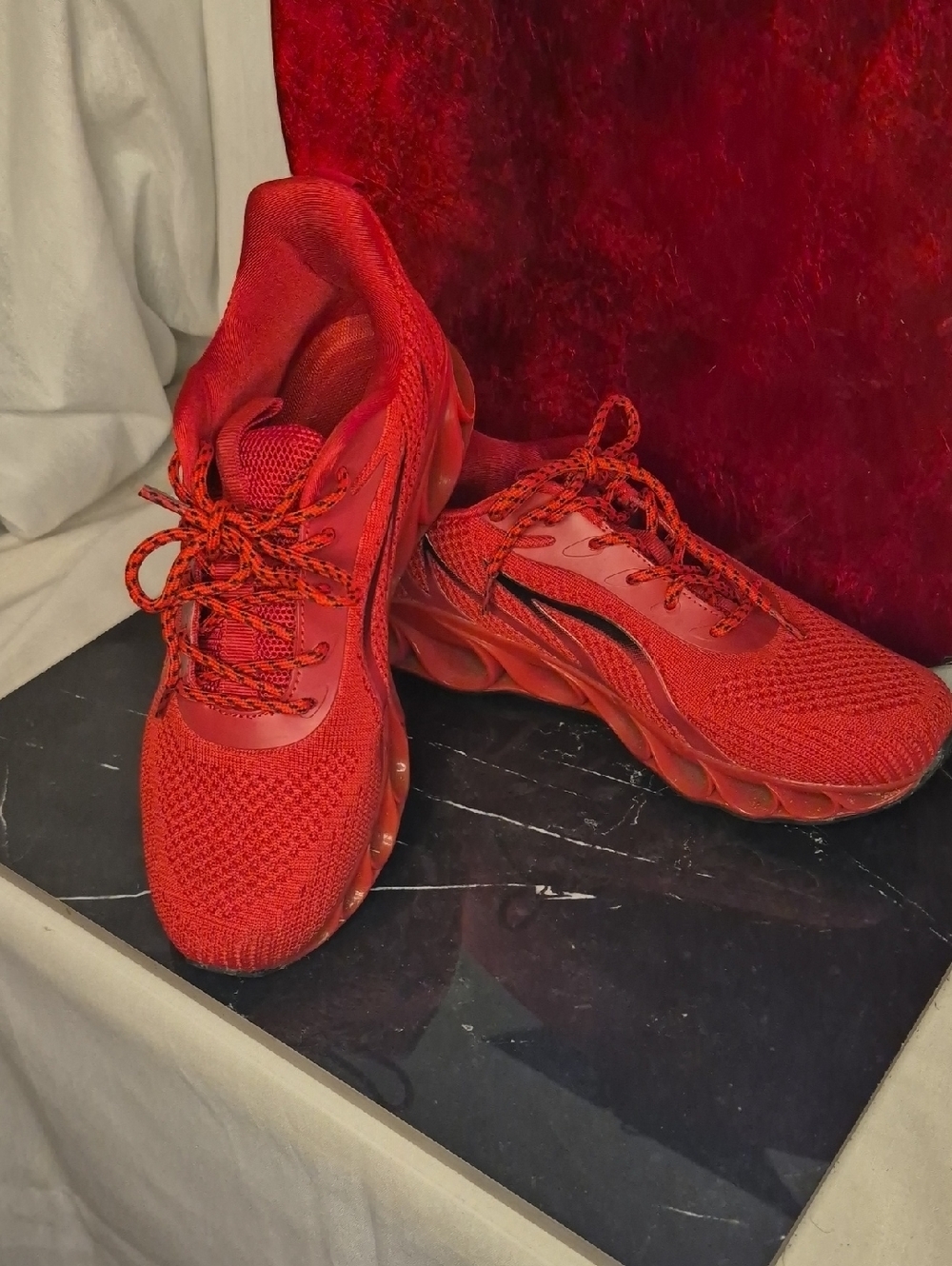 WS31- Women's All-Red Lightweight Knit Sneakers sz 40 (9.5)